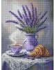 Диамантен гоблен Ideyka - Лавандула натюрморт включва лавандулов букет в лилава ваза, чаша за чай и кроасан върху дантела, всичко това в меки пастелни цветове - създавайки уютен 5D ефект, напомнящ за диамантени мозайки.-1-thumb