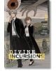 Двама детективи в черни палта стоят във високата трева, а зад тях в облачното небе се очертават гигантска ръка и зловещо око на корицата на "Божествени набези", том 1, където агенти от отдела за специални разследвания се изправят срещу мистериозни явления-thumb