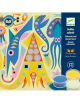 Креативният комплект за рисуване с пясък Djeco - Морски светлини включва абстрактни морски създания - син кит и октопод в сини, жълти и розови геометрични форми, три туби цветен пясък са показани долу вдясно.-2-thumb