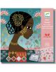 Комплект оцветяване с печати Djeco - Patterns Decorations включва цветна кутия с илюстрация на момиче, златни детайли, флорални мотиви и прозрачни печати с тампони. Идеален за декориране на картини. Подходящ за деца 7-12 години.-1-thumb