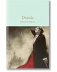 Корицата на книгата "Дракула" (Macmillan Collector's Library) изобразява блед вампир в червена пелерина, застанал пред мъглив готически замък - идеален колекционерски предмет за почитателите на класическата литература.-thumb