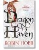 На корицата на „Dragon Haven“ (от поредицата „The Rain Wild Chronicles“, том 2) на Робин Хоб е изобразен червен дракон, прегърнал богато украсената буква „D“, като заглавието и името на автора са изписани на видно място върху текстуриран бял фон.-4-thumb