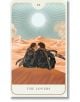 Две фигури в тъмни дрехи седят заедно на пясъка и се гледат топло под яркото слънце. Тази карта - The Lovers (VI) - е от папката "Дюн": Bene Gesserit, с уникално илюстровано таро изкуство, вдъхновено от Дюн.-2-thumb