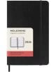 Джобен черен ежедневник Moleskine Black 2026 г. С меки корици, ластик за затваряне и обвивка с илюстрация на отворен тефтер и текст на английски и френски - идеален като органайзер.-1-thumb