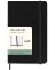 Джобен черен седмичен тефтер-органайзер Moleskine Black 2026 г. С твърди корици, ластик за затваряне и етикет с илюстрация на отворен тефтер и информация на английски и френски език.-1-thumb