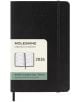 Джобен черен седмичен тефтер-органайзер Moleskine Black за 2026 г. С меки корици и ластик, с етикет с илюстрация на отворен тефтер и текст на английски и френски.-1-thumb