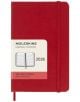 Джобен червен ежедневник тефтер-органайзер Moleskine Scarlet Red 2026 г. С твърди корици, ластик и етикет с илюстрация на отворен тефтер, надпис Legendary notebooks и 2026 върху корицата.-1-thumb