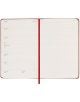A Джобен червен седмичен тефтер-органайзер Moleskine Scarlet Red 2026 г. С твърди корици е отворен на юлска седмица: дати от понеделник 13-ти до неделя 19-ти са вляво, вдясно има редове за бележки, а червена лента преминава по средата.-5-thumb