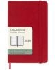 A Джобен червен седмичен тефтер-органайзер Moleskine Scarlet Red 2026 г. С твърди корици, ластик и етикет с отворен тефтер и надпис "Moleskine Legendary notebooks 2026".-1-thumb