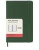 Джобен зелен ежедневник тефтер-органайзер Moleskine Myrtle Green 2026 г. С меки корици, ластик и бяла и червена обвивка с илюстрация на отворен тефтер и надписи "Legendary notebooks" и "Daily Diary/Planner".-1-thumb