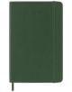 Джобен зелен седмичен тефтер-органайзер Moleskine Myrtle Green 2026 г. с меки корици се отличава с тъмнозелени меки корици, релефно изображение на 2026 г. в горната част, еластично затваряне отдясно и съответстваща заставка с панделка в долната част.-2-thumb