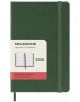 Джобен зелен ежедневник Moleskine Myrtle Green 2026 г. С твърди корици и ластик, етикет MOLESKINE Legendary notebooks, 2026 Daily Diary/Planner, Agenda journalier, и илюстрация на отворен тефтер.-1-thumb