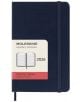 Джобен син ежедневник тефтер-органайзер Moleskine Sapphire Blue 2026 г. С твърди корици и ластик, хартиен етикет с бранда, илюстрация на отворен тефтер и надписи Legendary notebooks и Agenda journalier.-1-thumb