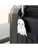 Черен куфар с прикрепен към дръжката етикет за багаж Grupo Erik Harry Potter - Hedwig. Тагът във формата на сова, който държи плик с червен восъчен печат, е идеален за феновете на аксесоари за Хари Потър.-5-thumb