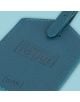 Близък план на Етикет за багаж Legami - Petrol Blue, изработен от полиуретан с прошити ръбове, с релефен надпис "TO TRAVEL IS TO LIVE" и малка икона на самолет. В долната част се появява логото на Legami MILANO.-3-thumb