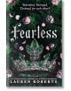Корицата на Fearless (The Powerless Trilogy, Book 3) от Лорън Робъртс показва сребърна и зелена корона със скъпоценни камъни сред тъмни листа и розови розови листенца, а слоганът: "Обручен. Предаден. Предназначени един за друг?.-thumb
