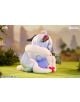 Фигурка Genshin Impact - Tiny Ganyu, 11 см представя Ganyu в стил чиби, с бледосиня коса, червени рога и пухкава бяла козина, седнал върху трева. Мека слънчева светлина подчертава живописен фон с дървета и скални образувания.-3-thumb