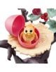 Фигурка Schleich: Бебета сови в гнездо представя малка сова с широки очи, която седи в отворено розово яйце, сгушено в текстурирано гнездо върху клон със зелени листа, червени плодове и розови цветя.-2-thumb