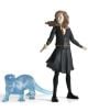 Фигурка Schleich: Хърмаяни с Патронус изобразява Хърмаяни Грейнджър в училищна униформа с пръчка, до нея е син транспарентен видра Патронус - идеален избор за фенове на магьосническия свят.-1-thumb