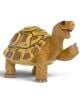 Фигурка Schleich: Хенриета костенурката стои на четири крака с кафява и жълта черупка, гледа напред с отворена уста и вдигнат преден крак, сякаш маха.-thumb