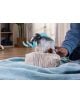 Ръката държи Фигурка Schleich: Леден мамут, със сини полупрозрачни бивни и шипове, поставен върху скална основа върху светлосиньо одеяло в уютна стая на тема ЕЛДРАДОР.-2-thumb