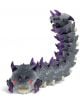 Фигурката Schleich: Сенчест червей е стоножкоподобно същество с бодливо сиво тяло, лилави рога и шипове, червени светещи очи и сегментирана форма, вдъхновена от Сенчест червей.-1-thumb