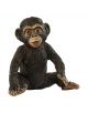 Реалистичната Фигурка Schleich на шимпанзе бебе седи с една ръка на коляното си и гледа леко нагоре. Тъмнокафявата козина и детайлните черти на младото шимпанзе се открояват на бял фон - предлага се в книжарница Orange.-thumb