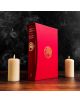 Изданието „Огън и кръв“ в колекционерска кутия – червена книга с твърда корица, украсена с емблема на дракон – стои изправена между две запалени свещи върху дървена повърхност, а на заден план се вие дим – въздействащ поклон към историята на Таргариен и с-2-thumb