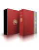 Изданието „Fire and Blood“ в защитен калъф включва две книги с твърди корици в червено и сиво, озаглавени „Fire and Blood“ от Джордж Р. Р. Мартин, с позлатен емблема на дракон и сложни драконови мотиви по гърба, представени в подходящ защитен калъф — впеч-1-thumb