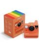Фотоапаратът за моментни снимки Polaroid Now+ Gen 3, Coral е показан с подходящата му кутия, като и двете са с дъговидни ивици и брандиране. Аналогов фотоапарат има кръгла леща, светкавица и визьор за моментална фотография.-5-thumb