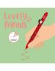 Илюстрация на ръка, държаща Гел химикалка с животинче Legami - Ladybug, която рисува червена крива линия. Текстът гласи Lovely Friends (Прекрасни приятели), като графиката подчертава диаметъра на върха на писалката от 0,5 мм и дизайна на калинка (божа кра-3-thumb