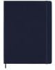 Затворен, голям Moleskine Sapphire Blue 2026 седмичен тефтер-органайзер с твърди корици, ластик отдясно и лента за отбелязване в долната част. На гладката корица в горния център е релефно изписано 2026.-2-thumb
