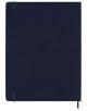 Голям син седмичен тефтер-органайзер Moleskine Sapphire Blue 2026 г. С твърди корици, елегантен и със семпъл дизайн, разполага с ластици в горния ляв и долния десен ъгъл и отметка под формата на лента.-7-thumb