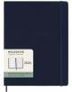 Голям син седмичен тефтер-органайзер Moleskine Sapphire Blue 2026 г. С твърди корици, ластик и етикет с марката, подробности за продукта и илюстрация на отворен бележник.-1-thumb