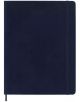 Затворен голям син седмичен тефтер-органайзер Moleskine Sapphire Blue 2026 г. С меки корици, с релефен надпис 2026 отпред, ластик вдясно и отметка-стилен избор за организация през годината.-2-thumb