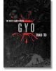 Корица на книгата Gyo 2-in-1 Deluxe Edition от Джунджи Ито, известен с Uzumaki. На тъмен фон се виждат вихрени шарки, червена кръв се разплисква зад дръзкото заглавие, а надписът The Death-Stench Creeps (Смъртта се промъква над сенчести фигури) в тази ман-2-thumb