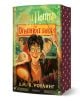 Специално издание на "Хари Потър и Огненият бокал" с цветни порезки. Корицата изобразява Хари с очила и магическа пръчка, заобиколен от герои и елементи от Световното първенство по куидич.-1-thumb