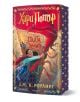 Пъстра корица на "Хари Потър и Стаята на тайните - специално издание с цветни порезки" отбелязва 25 години магия, представяйки Хари със сабя срещу голям червен феникс в каменна зала на Хогуортс.-1-thumb