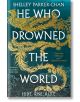 Корицата на книгата "Той, който удави света", историческо фентъзи от Шели Паркър-Чан, чието действие се развива в алтернативен Китай. Представлява златни стилизирани дракони и тилови вихри, с похвали от Дзен Чо и Джоан Харис.-thumb