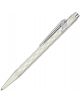 Бялата химикалка Caran d'Ache 849 Alpine Frost има шестоъгълен корпус със сребрист клипс и бутон и геометричен мотив на корпуса-част от ексклузивната колекция Alpine Frost.-3-thumb
