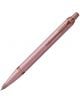 Луксозната химикалка Parker IM Mauve с метално тяло и розово-златисти акценти е показана на бял фон, предлага се в подаръчна кутия.-1-thumb