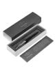 Елегантен черен химикал Royal Jotter XL Richmond Matte Black Химикалка Parker със сребърен клипс е поставен в бяла кутия със сив капак с логото на Parker. До кутията е поставена брандирана информационна карта от книжарница Orange.-6-thumb