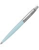 Светлосиня химикалка Parker Jotter Originals със сребърен клипс и връх, с гравирана стрелка на клипса и надпис PARKER в горната част, налична в книжарница Orange.-1-thumb