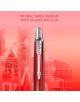 Близък план на химикалката Parker Jotter Special Edition Global Icons - London в червено със сребърен клипс със стрелка на червен фон с фини лондонски икони. Текстът отгоре гласи: "Прибиращ се дизайн с клипс с подпис".-7-thumb