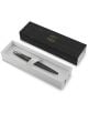 Черна химикалка Parker Jotter XL Legacy Of Flight лежи в отворена бяла кутия с кремава лента. На черния ѝ капак е изобразен златен знак Parker Est. 1888, стои до него - изискано допълнение към всяка колекция химикалки.-2-thumb