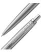 Близък план на химикалка Parker Royal Jotter XL Monochrome от неръждаема стомана, подчертаваща острия си връх и характерния клипс със стрелка, съчетаващ удобство с класически дизайн.-2-thumb