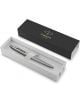 Химикалка Parker Royal Jotter XL Monochrome Stainless Steel е стилно представена в бяла кутия с черен капак и златно лого Parker EST. 1888, а писалката е закрепена вътре с бял ластик.-3-thumb