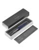 Синият химикалка Parker Royal Jotter със сребърен клипс е поставен в черно-бяла кутия за подаръци с марката Parker и е придружен от информационна карта - наличен в книжарница Orange.-6-thumb