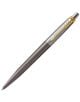 Химикалка Parker Royal Jotter Grey GT е сребриста и тъмносива химикалка със златен клипс във формата на стрелка и елегантно метално покритие.-1-thumb