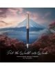 Стилна писалка Parker Royal Sonnet Special Edition Fuji PGT стои пред заснежената планина Фуджи сред розови черешови цветове. Текст: Сложете света в думи. Sonnet Intrepid Journeys Collection - Mt. Fuji Edition.-6-thumb